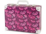 valise violette ornée de papillons roses et de cœurs sur fond blanc