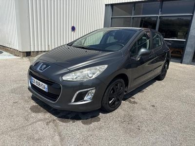 une voiture grise garée devant un bâtiment