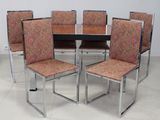 six chaises et une table au milieu d'une pièce