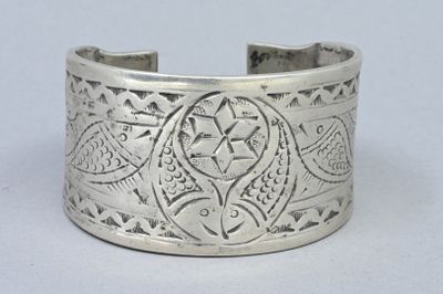 bracelet manchette en argent orné d'un motif de poissons et d'étoiles