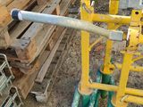 un chariot élévateur à fourche posé sur un tas de bois