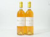 deux bouteilles de vin posées l'une à côté de l'autre sur une table
