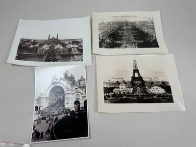 quatre vieilles photos en noir et blanc d'une ville avec une tour horloge