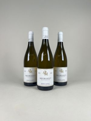 trois bouteilles de vin posées sur une table l'une à côté de l'autre