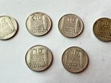 six types de pièces différents posés sur une surface blanche