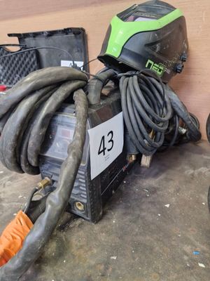 une photo montrant deux appareils de soudage dans un garage