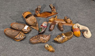 un tas de chaussures et d'autres objets par terre