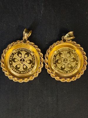 deux souverains d'or, l'un orné d'une couronne et l'autre surmonté d'une couronne
