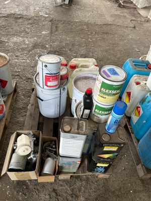 de nombreuses boîtes et récipients posés par terre les uns à côté des autres