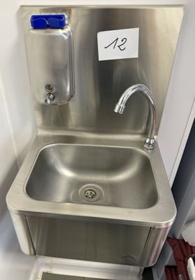 un évier en inox avec un robinet bleu sur le côté