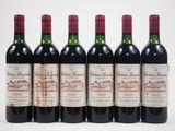 six bouteilles de vin rouge sont alignées