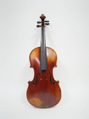 un vieux violon assis sur une surface blanche avec un fond blanc