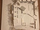vue aérienne d'une maquette de bâtiment posée sur une table