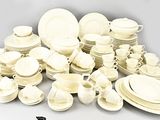 une pile d'assiettes et de tasses blanches sur une table