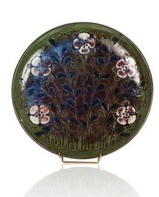 an image of a decorative plate with flowers and leaves on it