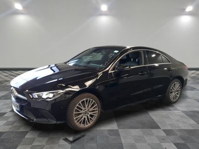 La Mercedes CLA est garée dans une grande pièce au sol carrelé d'un motif à damier.