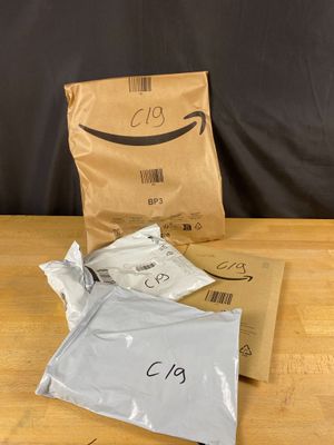 un sac de nourriture posé sur une table à côté d'un sac amazon