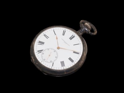 une montre de poche en argent avec des chiffres romains
