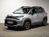 Le nouveau SUV Citroën est garé dans le garage.