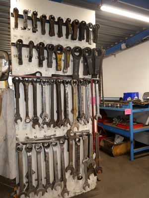 de nombreuses clés suspendues au mur d'un garage