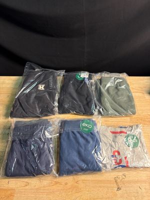 plusieurs paires de sous-vêtements pour hommes posées sur une table en bois