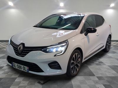 la voiture blanche est garée sur un sol en damier dans le garage