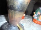 un vase en argent posé sur une table