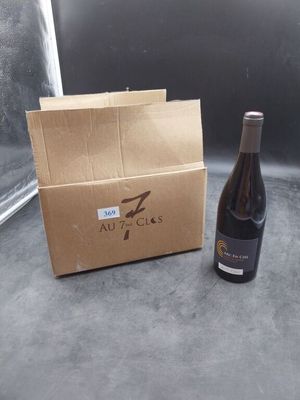 une bouteille de vin posée à côté d'une boîte marron