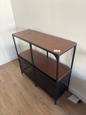 une image représentant une table en bois sur laquelle sont posées deux étagères