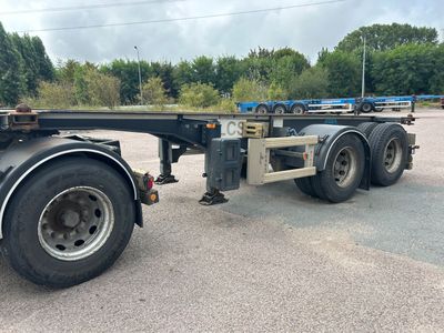 un semi-remorque garé sur le parking