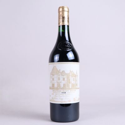 une bouteille de vin posée sur une table