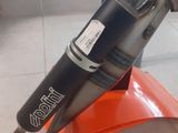une image représentant un aspirateur est posée sur une boîte orange