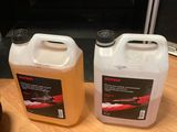 deux gallons de liquide posés sur une table en bois