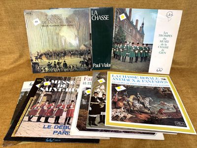trois livres posés sur une table, avec une photo de soldats en uniforme