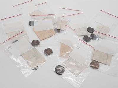 beaucoup de pièces dans les sacs posés sur la table