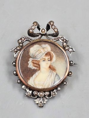 22 / X / Une broche en argent ornée d'un portrait de f… - Photo 1