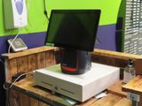 un écran posé sur une boîte, elle-même posée sur un bureau
