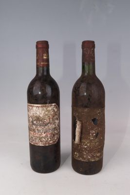 deux bouteilles de vin qui ont été laissées sur la table