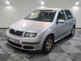 la photo d'une voiture argentée garée dans un garage