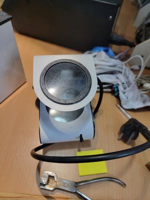 une lampe posée sur une table