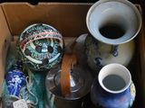 une boîte contenant divers vases et tasses