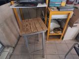 un bureau avec un ordinateur et une chaise dans une pièce