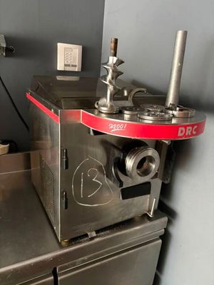 une machine posée sur un comptoir
