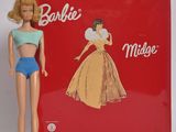 une poupée devant une valise rouge sur laquelle est posée une poupée Barbie