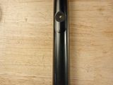 une brosse à dents noire posée sur une table en bois