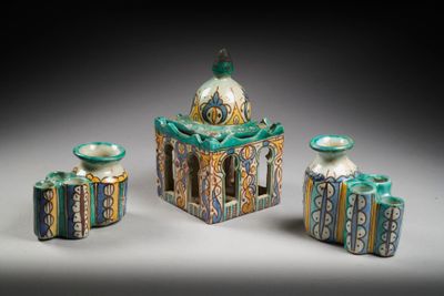 trois œuvres d'art posées sur une table