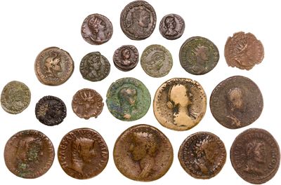 un ensemble de pièces de monnaie romaines antiques sur fond blanc