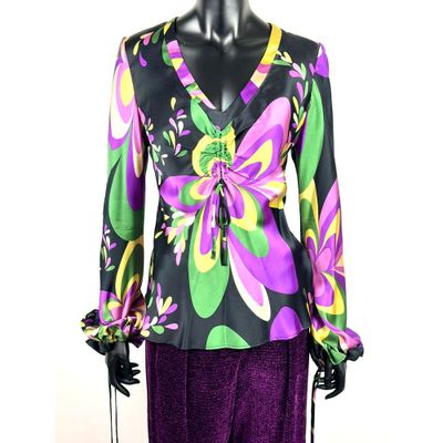 un mannequin portant un haut à fleurs violet et vert et un pantalon violet