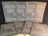 plusieurs livres sont posés sur une table à fond noir