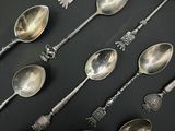 de nombreuses cuillères et cuillères-cuillères posées sur une surface noire